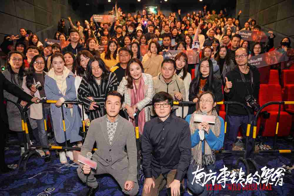 导演刁亦男、、胡歌与观众合影 导演刁亦男、、胡歌与观众合影